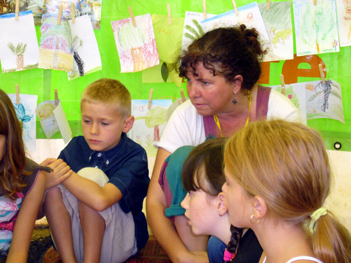 Animation pour enfants avec Forestiers Sans Frontières sur le thème : 'dessine ton arbre'. Festiventu 2006.